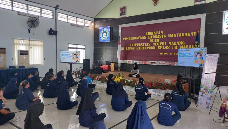 Mahasiswa UM di Lapas Perempuan Malang.