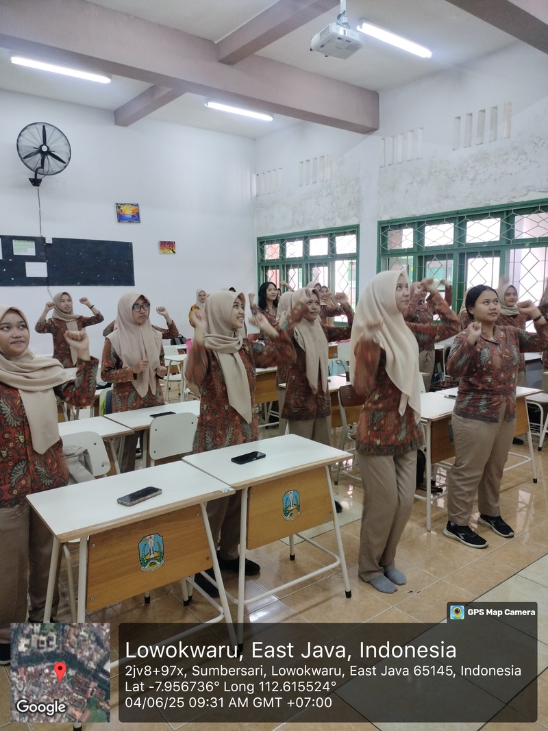 Kebidanan FK UM Edukasi Siswi SMKN 2 Malang, Pentingnya Kesehatan Reproduksi Remaja di Era Digital 3 Mahasiswa FK UM di SMKN 2 Malang.