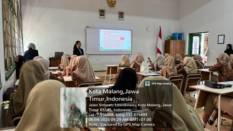 Kebidanan FK UM Edukasi Siswi SMKN 2 Malang, Pentingnya Kesehatan Reproduksi Remaja di Era Digital 2 Mahasiswa Kebidanan FK UM.