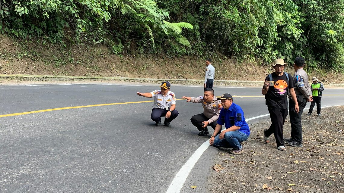 Tinjau Jalur Gumitir Sebelum Ditutup, DPRD Jember Minta Penanganan Jalan Miring Penyebab Truk Terguling 1 Jalur Gumitir