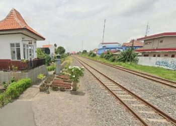 Perbaikan rel di Mojokerto.