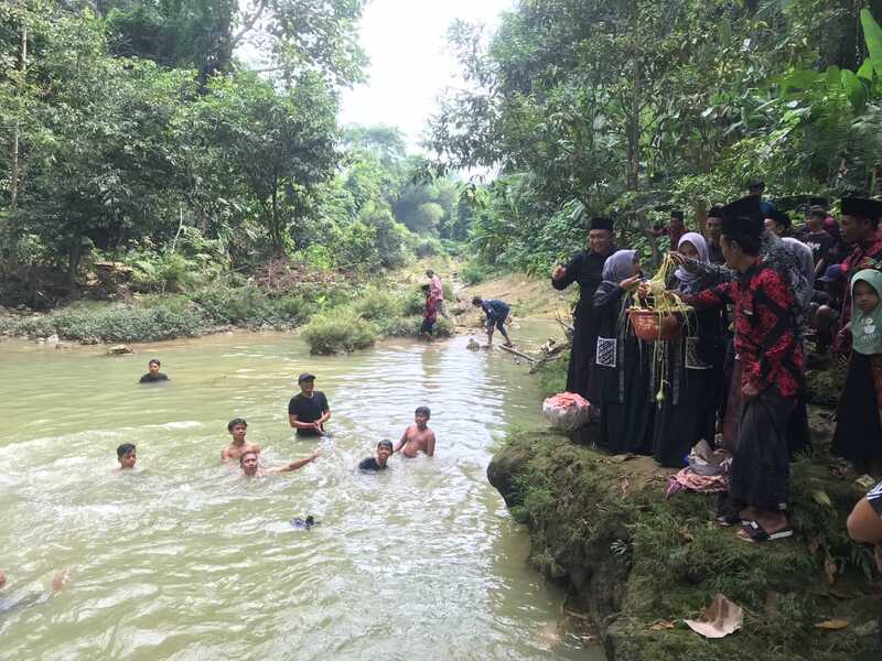 Tradisi Unik Peringati Haul Mbah Singonegoro, Warga Tabur Uang dan Panggang Ayam di Air Terjun Mbongok Tuban 1 Haul Mbah Singonegoro.