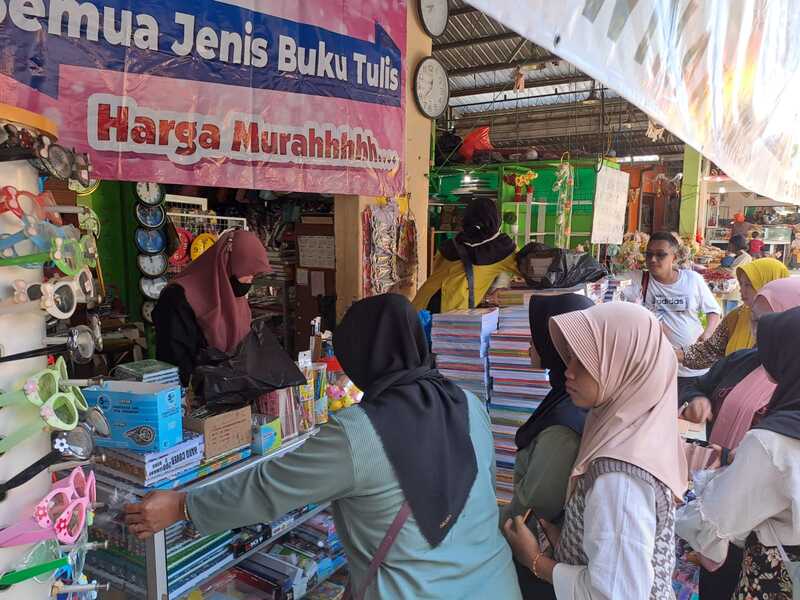 Musim Ajaran Baru, Bisnis Alat Tulis di Pasar Tuban Lesu Sepi Pembeli 2 Bisnis alat tulis di Tuban.
