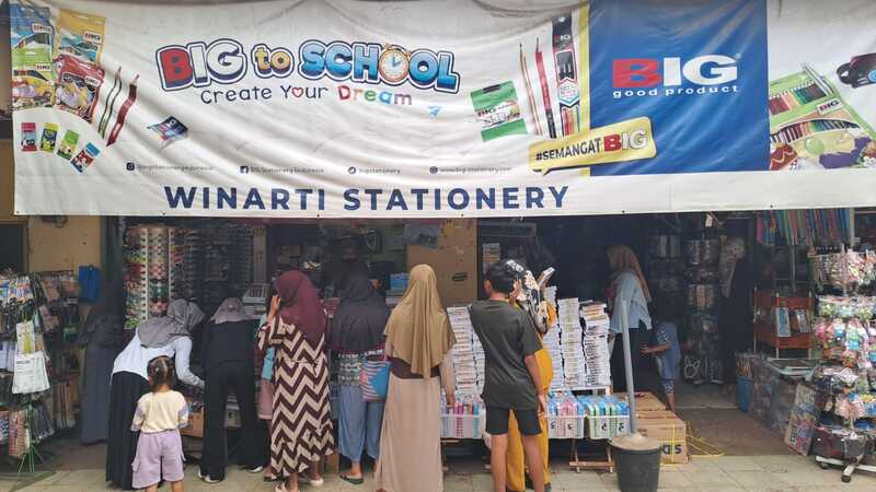 Musim Ajaran Baru, Bisnis Alat Tulis di Pasar Tuban Lesu Sepi Pembeli 1 Bisnis alat tulis.