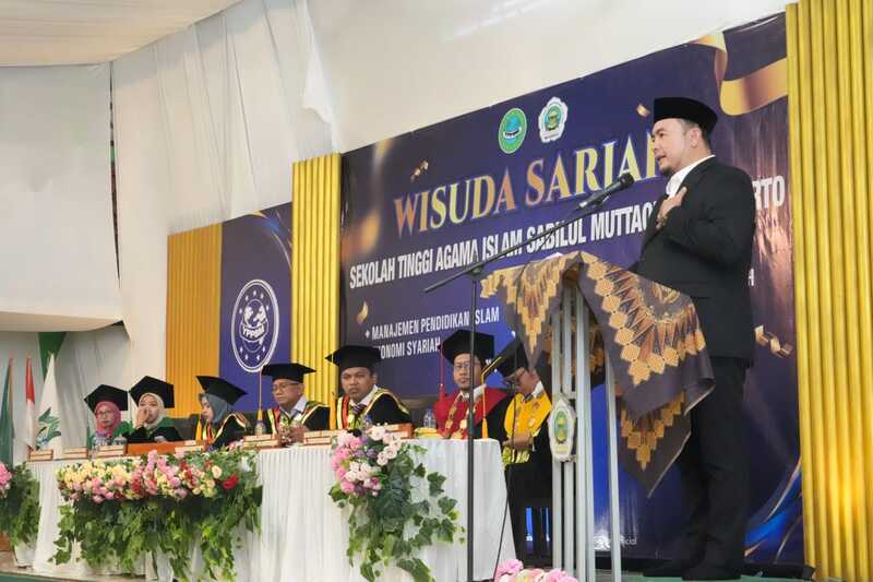 Orasi Ilmiah di Mojokerto, Ketua KPU RI: Sarjana Lulusan Pesantren Jangan Minder! 2 Ketua KPU RI di Mojokerto.
