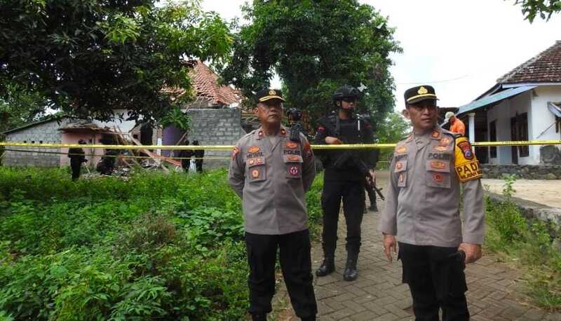 Ledakan Bondet Diduga Hancurkan Rumah di Nguling Pasuruan, Korban Luka Berat 1 Ledakan bondet.