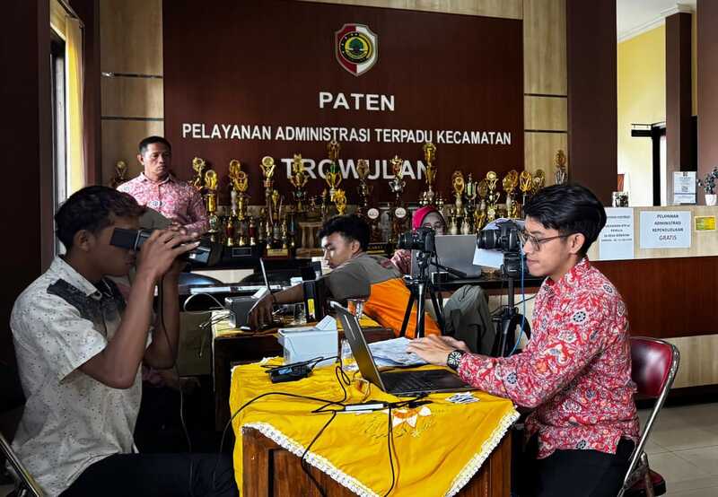 Momen Libur Sekolah, 1.500 Petugas Kebut Layani Perekaman Adminduk di Mojokerto 1 Perekaman adminduk.
