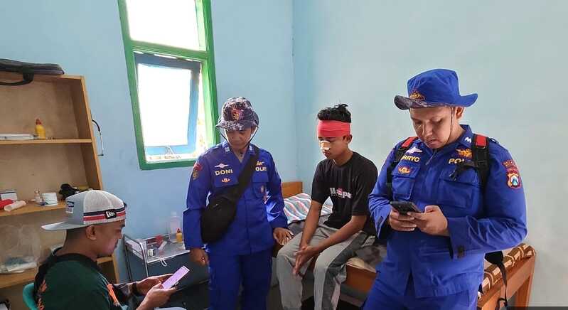 Pemancing di Malang terseret ombak.