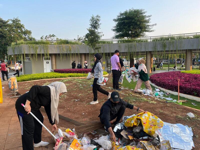Pasca Haul Sunan Bonang, ASN Tuban Bersihkan Sisa Sampah di Alun-alun 1 ASN Tuban.