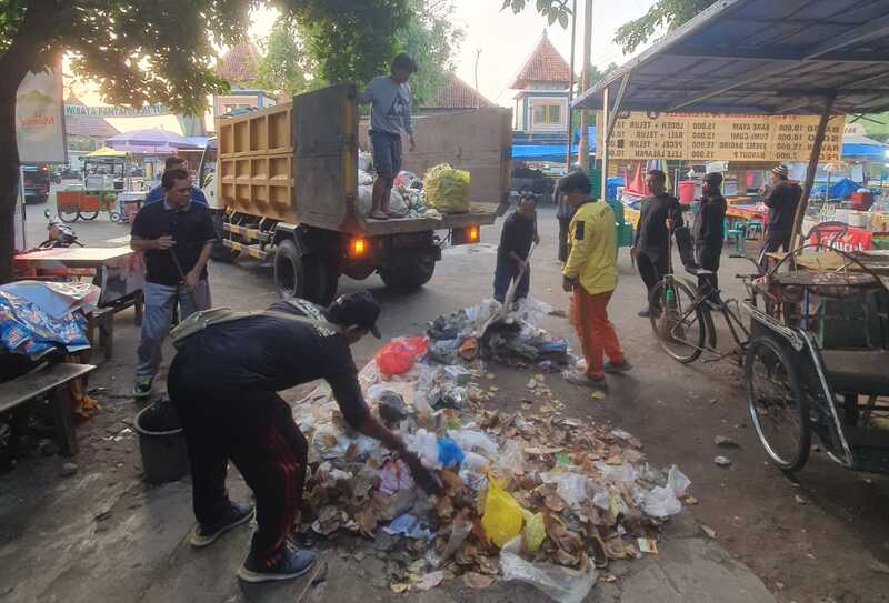 Pasca Haul Sunan Bonang, ASN Tuban Bersihkan Sisa Sampah di Alun-alun 2 ASN Tuban pasca haul.