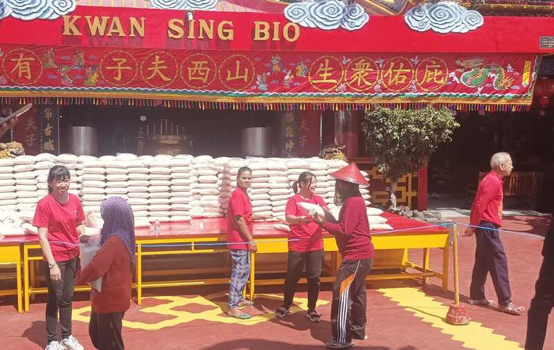 1.000 Paket Sembako Dibagikan Klenteng Kwan Sing Bio Tuban, Warga Antusias Antre Tukar Kupon 2 Sembako Klenteng Kwan Sing Bio.