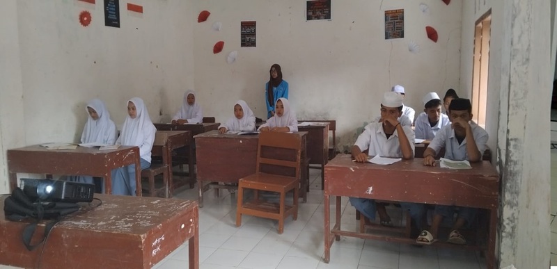 Polije pelatihan membaca teks bahasa Inggris.
