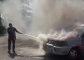 Mobil MPV terbakar.