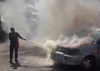 Mobil MPV terbakar.