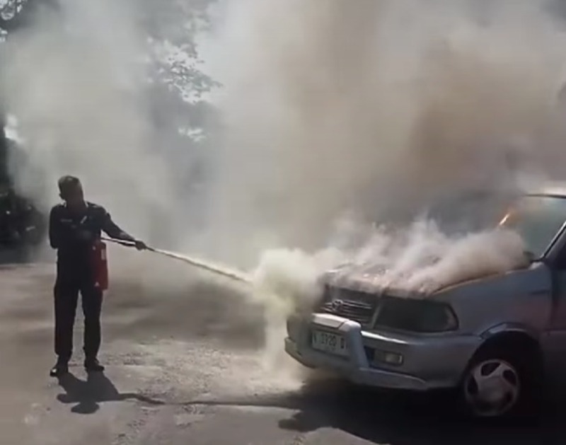 Mobil MPV Terbakar Mendadak di Jalan Gajah Mada Jember, Diduga Mesin Overheat 1 Mobil MPV terbakar.