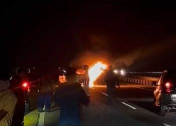 Mobil terbakar di Tol Jombang Mojokerto.