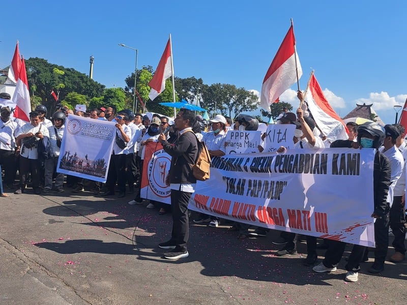 Protes! Tenaga Kontrak di Jember Demo Tolak Skema PJLOP dan Desak Pengangkatan PPPK 1 Tenaga kontrak di Jember.