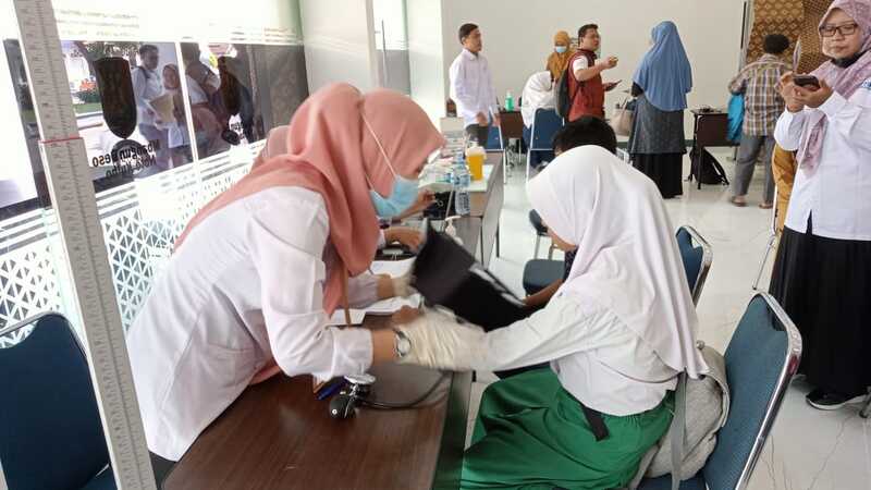 Siswa Sekolah Rakyat di Tuban cek kesehatan.