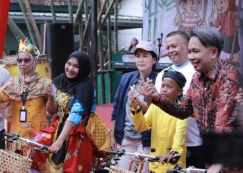 Festival egrang di Jember.