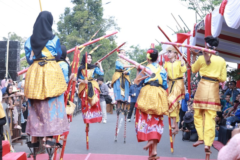 Festival egrang Jember.