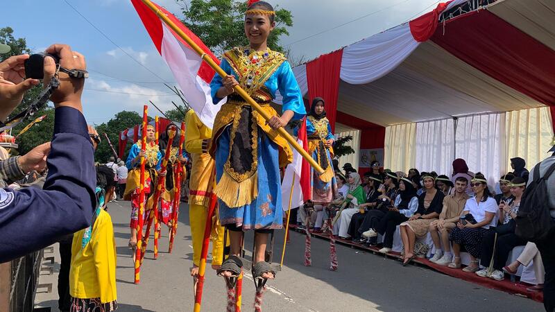Festival Egrang Tanoker di Jember.