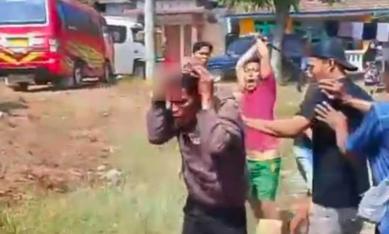 Babak Belur, 2 Maling Motor di Kraton Pasuruan Dikeroyok Warga 1 Maling motor.