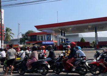 Distribusi BBM di Jember.