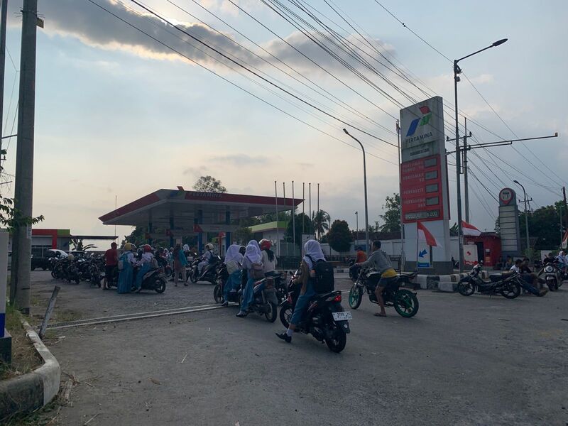 Antre BBM di Jember.