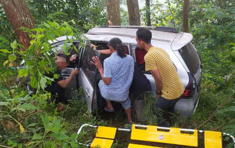 Rem Blong! Avanza di Pacet Mojokerto Nyemplung Jurang 1 Avanza di Pacet Mojokerto.