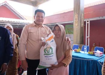 Penyaluran bantuan pangan.