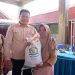 Penyaluran bantuan pangan.