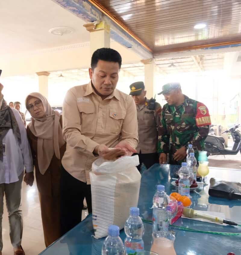 Penyaluran bantuan pangan di Sidoarjo.