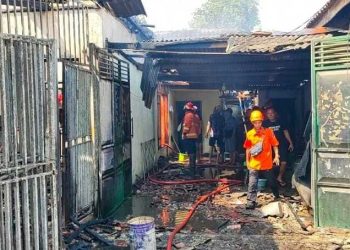 Toko spon dan rumah.