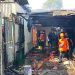 Toko spon dan rumah.