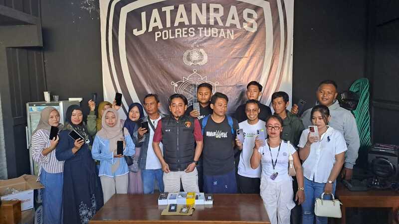 Polisi Kembalikan 14 HP Korban Pencurian di Tuban, Pemilik Cukup Bawa Dusbook dan Gratis 1 Korban pencurian di Tuban.
