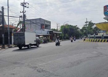 Perbaikan rel di Tuban.
