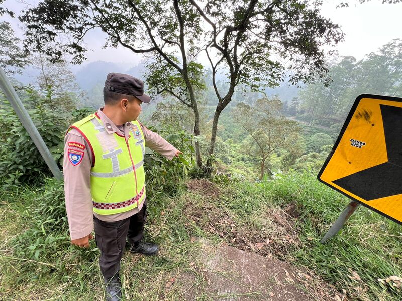 Mobil masuk jurang di Poncokusumo.