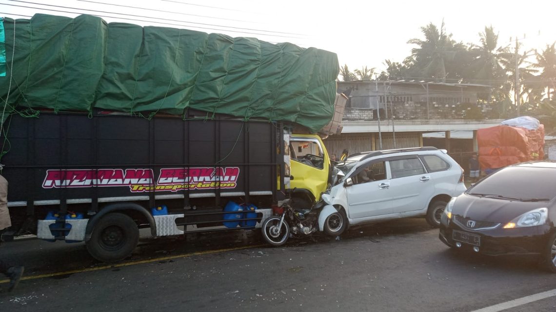 Avanza Tabrak Dua Kendaraan di Tuban, Mantan Babinsa Tewas 1 Mantan Babinsa Tewas