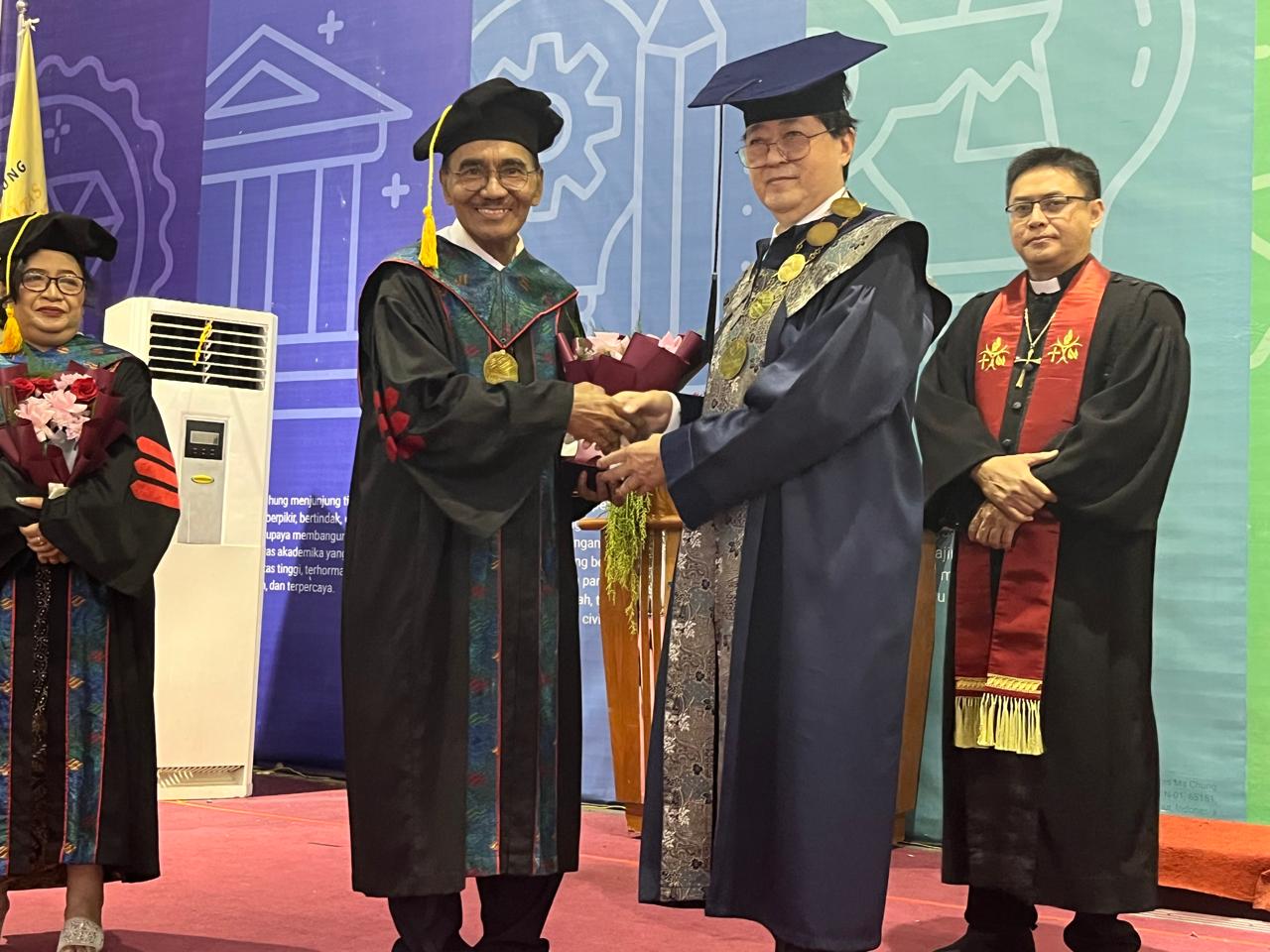 Harmoni Keilmuan dan Pengabdian: Prof. Pieter Sahertian Dikukuhkan Sebagai Guru Besar Universitas Ma Chung 3 guru besar