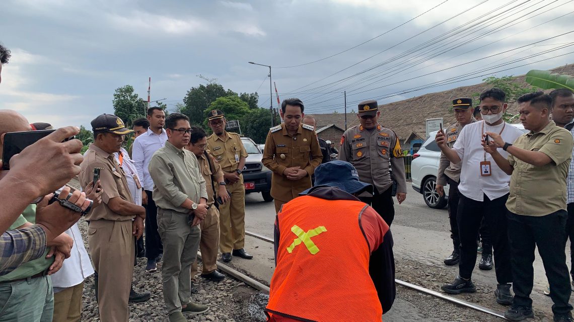 Gus Fawait Tambal Jalan Sementara Perlintasan KA Pecoro, Desak Perbaikan KAI dan Pihak Terkait 1 Bupati Jember, Muhammad Fawait beserta jajaran Pemkab Jember melakukan sidak di perlintasan Kereta Api Desa Pecoro, Kecamatan Rambipuji, Kabupaten Jember. (Foto: Diki Febrianto)