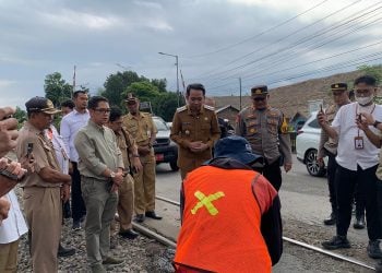 Gus Fawait Tambal Jalan Sementara Perlintasan KA Pecoro, Desak Perbaikan KAI dan Pihak Terkait