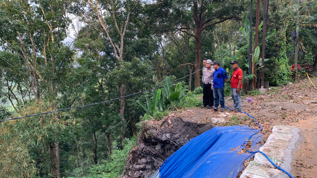 Tinjau Jalur Gumitir Sebelum Ditutup, DPRD Jember Minta Penanganan Jalan Miring Penyebab Truk Terguling 2 Jalur Gumitir 1