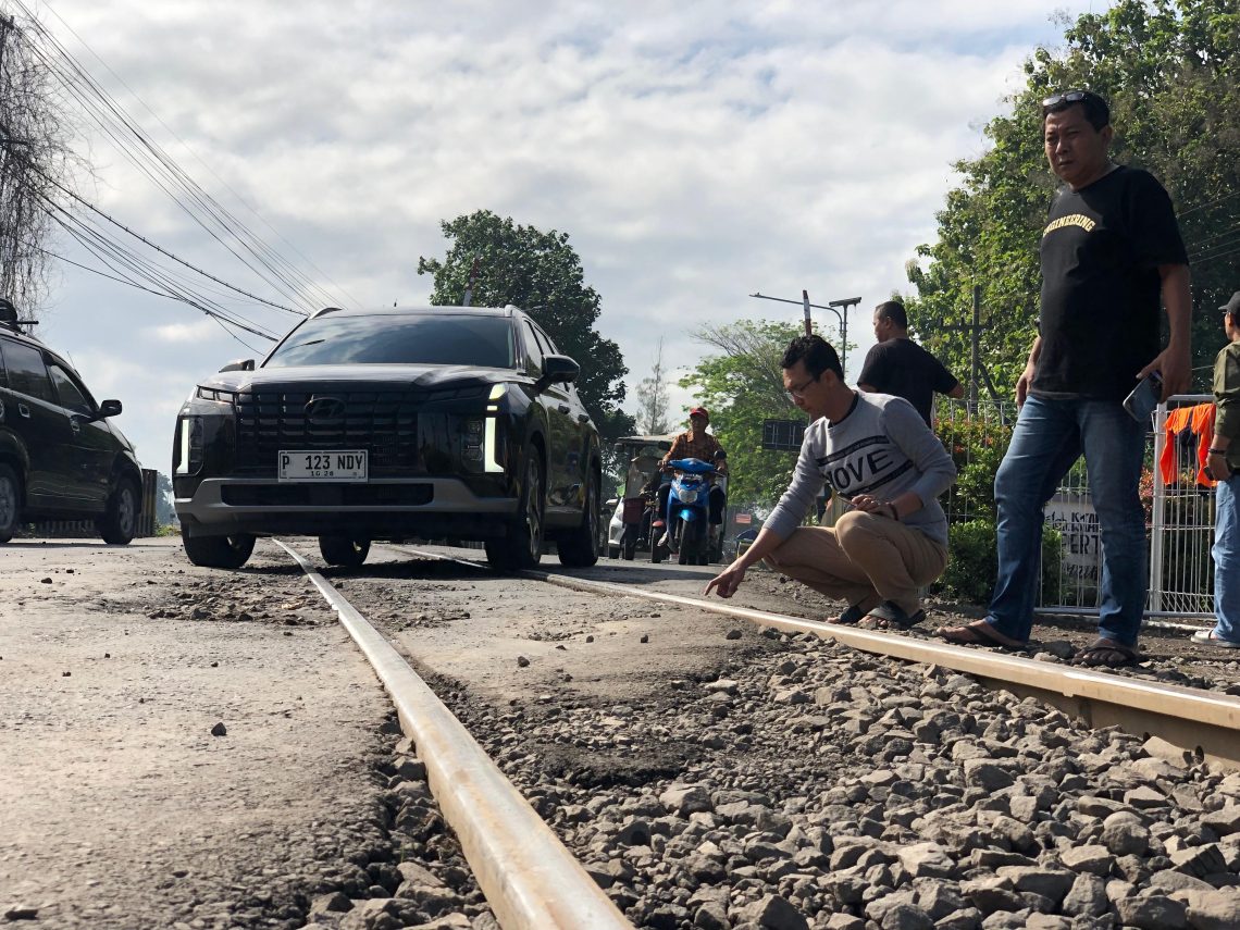 DPRD Jember Desak BPJN Perbaiki Perlintasan Kereta Api Pecoro yang Rawan Makan Korban 1 DPRD Jember