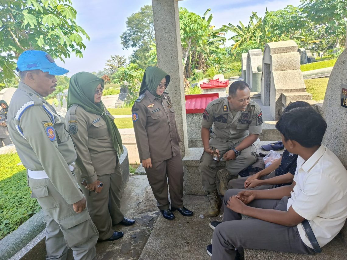 Bolos Sekolah di Kuburan Cina