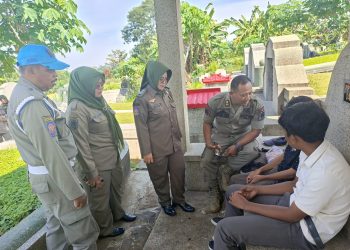 Bolos Sekolah di Kuburan Cina