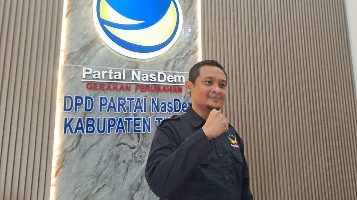 Ketua DPD Partai Nasdem Tuban, Prezly Okto Yudistira, saat memimpin rapat koordinasi bersama pengurus barunya yang akan dilantik pada Agustus mendatang. Foto dok. Rochim
