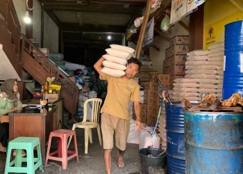 Pedagang Beras di Pasar Tanjung Jember Keluhkan Kelangkaan Stok Akibat Tekanan Harga