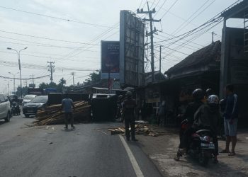 Muatan Kayu Bakar Berhamburan Setelah Pikap L300 Sundul Grand Livina di Mojokerto 5 Kayu Bakar Berhamburan