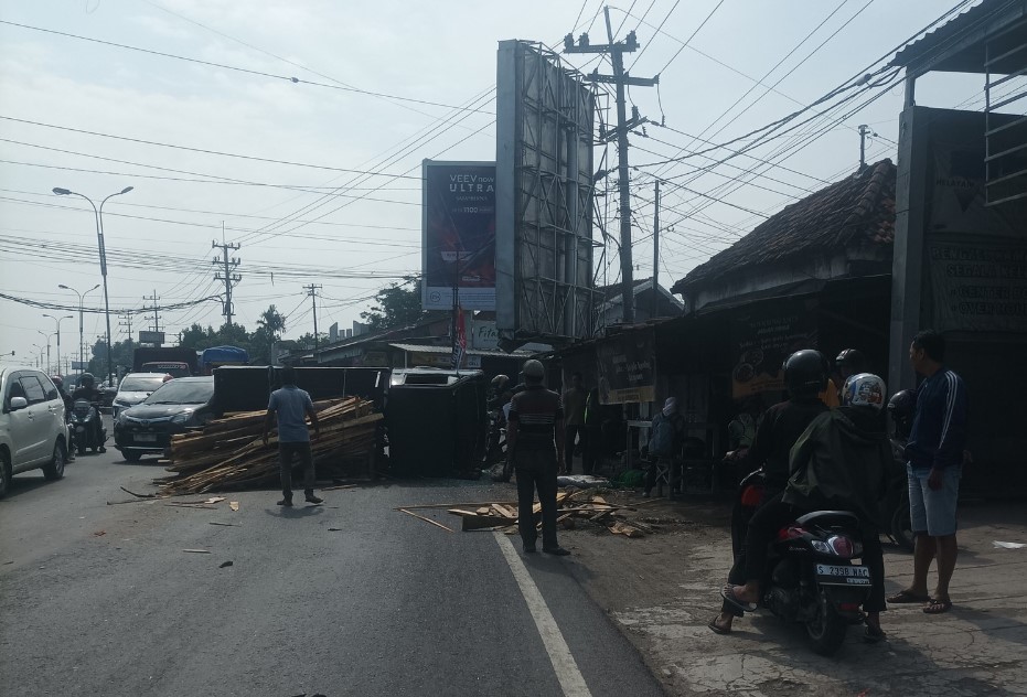Muatan Kayu Bakar Berhamburan Setelah Pikap L300 Sundul Grand Livina di Mojokerto 1 Kayu Bakar Berhamburan