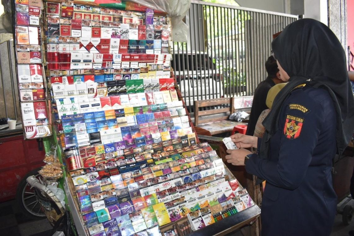 Satpol PP Surabaya dan Bea Cukai Sidoarjo Sita Aneka Rokok Ilegal dari Toko Eceran 1 Rokok Ilegal